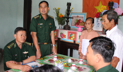Đại tá Nguyễn Đức Hoàn, Phó Chính ủy Bộ chỉ huy BĐBP tỉnh phát biểu tại buổi lễ trao tặng nhà tình nghĩa cho bà Nguyễn Thị Đèo
