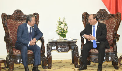 Thủ tướng Nguyễn Xuân Phúc tiếp Bộ trưởng Ngoại giao Malaysia Anifah Aman đang có chuyến thăm Việt Nam. Ảnh: VGP/Quang Hiếu