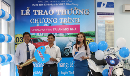 Ông Trịnh Quốc Khánh, Phó Giám đốc VNPT Tiền Giang trao giải thưởng là 1 xe máy Piaggo Liberty cho khách hàng Lê Hồng Sang, người may mắc trúng giải thưởng ngày của Chương trình 