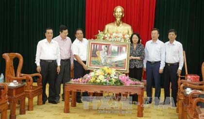 Vice President Dang Thi Ngoc Thinh (fourth from left) presents a picture of Uncle Ho to leaders of the the Steering Committee for the Southwest Region at the working session in Can Tho city on July 25 (Photo: VNA)