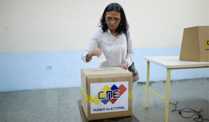 Nhân viên của Ủy ban bầu cử quốc gia Venezuela bỏ phiếu trong buổi diễn tập bầu cử Quốc hội lập hiến tại Caracas ngày 16/7. Nguồn: AFP/TTXVN