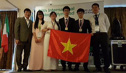 Đội tuyển học sinh Việt Nam tham dự Olympic Sinh học quốc tế năm 2017.
