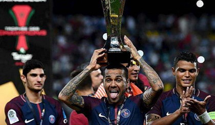 Alves nâng cao danh hiệu đầu tiên của PSG. (Nguồn: Ouest-France)