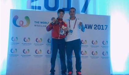 Bui Yen Ly of Vietnam (left) poses with her World Games gold medal after winning the women’s 51kg muay Thai event on July 30 in Poland (Photo: baomoi.vn)