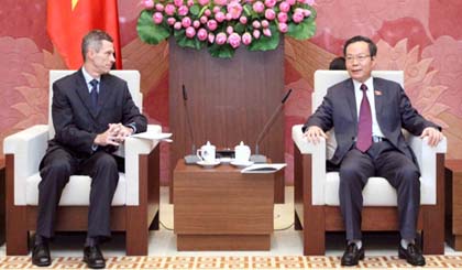 NA Vice Chairman Phung Quoc Hien (right) receives President of Ford ASEAN Mark Kaufman in Hanoi.