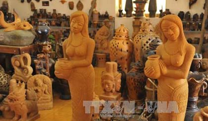 Bau Truc pottery products at the exhibition themed “Cham culture in An Giang and Ninh Thuan provinces”(Photo: VNA)