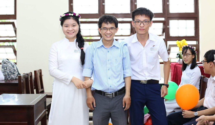 Đó là em Nguyễn Minh Tuyền, học lớp 12 chuyên Toán, Trường THPT Chuyên Tiền Giang. Trong Kỳ thi THPT quốc gia vừa qua, Tuyền đạt 29,8 điểm ở 3 môn xét đại học khối B, trong đó môn Toán 9,8 điểm, Hóa học 10 điểm và Sinh học 10 điểm.