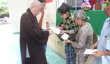 Hòa thượng Thích Huệ Minh, Trưởng ban Trị sự giáo hội phật giáo Tiền Giang tặng quà cho các nạn nhân