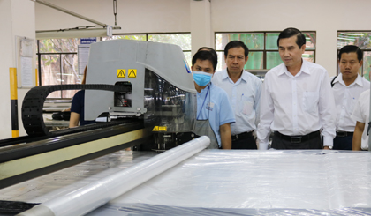 Ông Lê Văn Hưởng, Chủ tịch UBND tỉnh thăm một trong những xưởng sản xuất của Công ty TNHH Nam of London