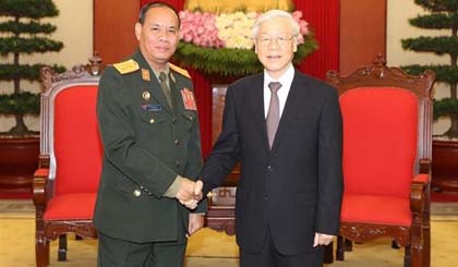 Party General Secretary Nguyen Phu Trong (R) and Director of the General Department of Politics of the Lao People’s Army Vilay Lakhamphong (Photo: VNA) 