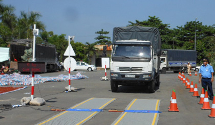 Kiểm tra tải trọng xe trên địa bàn tỉnh Tiền Giang.