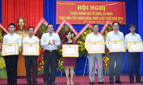 Ông Phan Thanh Tâm (thứ 2 từ phải sang) nhận Bằng khen của Bộ Tài chính.