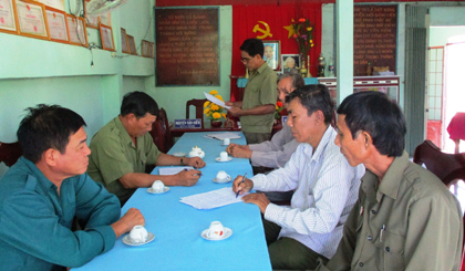 Chi bộ ấp Tân Sơn họp bàn việc nhân rộng mô hình “Cột cờ kết hợp đèn chiếu sáng”.