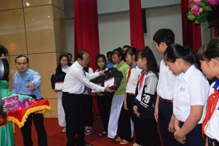 Phó chủ tịch UBND tỉnh Trần Thanh Đức trao học bổng cho học sinh