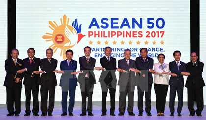 ASEAN Foreign Ministers take photo at the opening ceremony of the 50th ASEAN Foreign Ministers' Meeting (AMM 50) (Source: VNA)