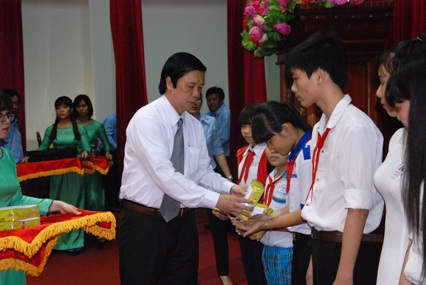 Secretary of Provincial Party Committee Nguyen Van Danh presents gifts and scholarships for students overcome difficulties