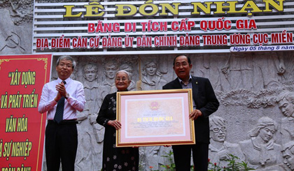 The relic site certificate ​is presented on August 5 (Photo: VNA)