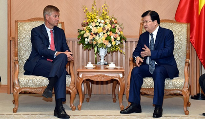 Deputy PM Trinh Dinh Dung (right) and UN Environment Executive Director Erik Solheim.