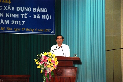 Chủ tịch UBND tỉnh Lê Văn Hưởng báo cáo kết quả lãnh đạo tỉnh 6 tháng đầu năm