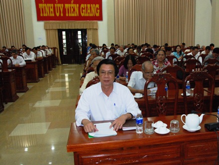 Bí thư Tỉnh ủy Nguyễn Văn Danh lắng nghe ý kiến từ các đồng chí nguyên là lãnh đạo tỉnh
