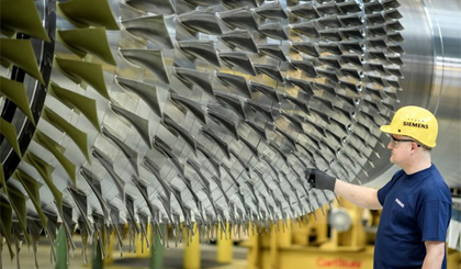 Công nhân làm việc tại nhà máy sản xuất tuốc-bin khí của Siemens ở Berlin, Đức ngày 2-3. Nguồn: EPA/TTXVN