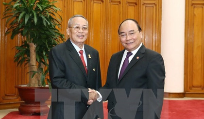 Prime Minister Nguyen Xuan Phuc (R) receives First Vice President of the Cambodian Senate Nay Pena in Hanoi on August 9 (Photo: VNA)