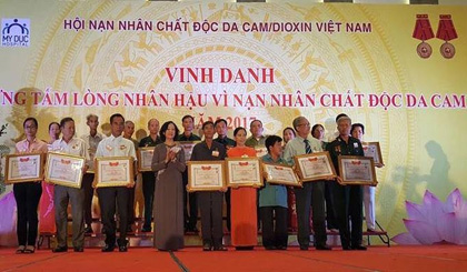 Kind-hearted people honoured for their support for AO victims (Photo: dangcongsan.vn)