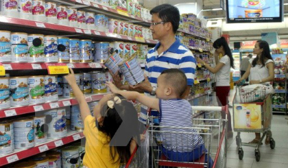 Người tiêu dùng chọn mua sản phẩm sữa tại siêu thị. (Ảnh: Thanh Vũ/TTXVN)