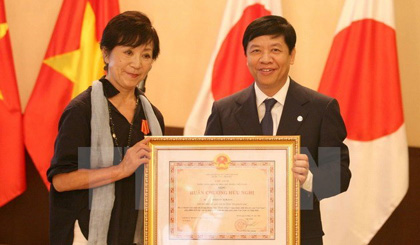Japanese director Masako Sakata (L) and Vietnamese Ambassador to Japan Nguyen Quoc Cuong (Source:VNA)