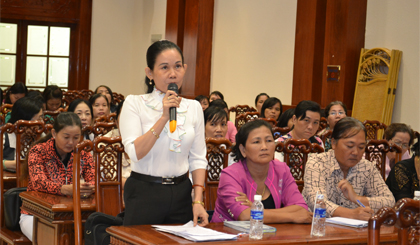 chị Nguyễn Thị Thùy Trang, đại diện Hội phụ nữ xã Tân Hòa Thành, huyện Tân Phước phát biểu tại buổi gặp gỡ
