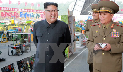 Nhà lãnh đạo Triều Tiên Kim Jong-Un (ảnh, trái) thăm triển lãm các thiết bị khoa học và kỹ thuật do Quân đội Nhân dân Triều Tiên sáng chế ngày 13-5. Nguồn: YONHAP/ TTXVN