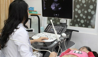 Siêu âm tầm soát cho thai phụ tại Khoa chăm sóc trước sinh Bệnh viện Từ Dũ. (Ảnh: Phương Vy/TTXVN)