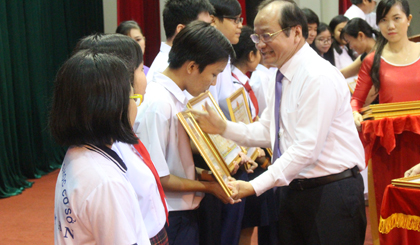 Vice Chairman Tran Thanh Duc awarded scholarships to students.