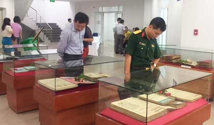 Original newspaper issues on display at the event (Photo: thethaovanhoa.vn)