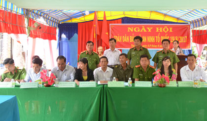 Ký kết thi đua bảo vệ ANTQ (tại Ngày hội của xã Thạnh Hòa, huyện Tân Phước). 	Ảnh: THANH VIỆT