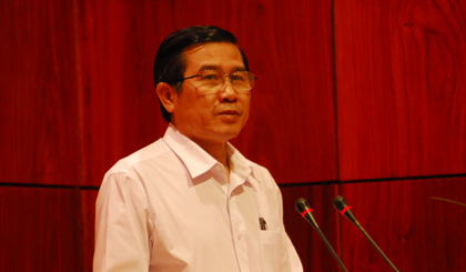 Ông Lê Văn Hưởng, Chủ tịch UBND tỉnh phát biểu tại cuộc họp.