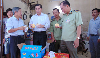 Ông Lê Văn Hưởng, Chủ tịch UBND tỉnh, Trưởng Ban Chỉ đạo về vệ sinh ATTP tỉnh trong một lần đi kiểm tra về ATTP ở hàng nông sản tại các chợ trên địa bàn TP. Mỹ Tho.