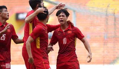 Vietnamese players celebrate Cong Phuong's opening goal. Photo: Vnexpress