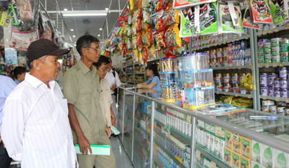 Điểm bán hàng Việt Nam tại Trung tâm bách hóa Tân Phước ở huyện Tân Phước hiện có 100% hàng hóa là hàng Việt Nam có chất lượng