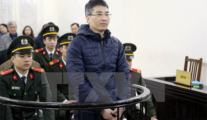 Bị cáo Giang Kim Đạt, nguyên quyền Trưởng phòng kinh doanh Vinashinlines đứng trước vành móng ngựa trong phiên tòa sơ thẩm hồi tháng 1. Ảnh: Doãn Tấn/TTXVN