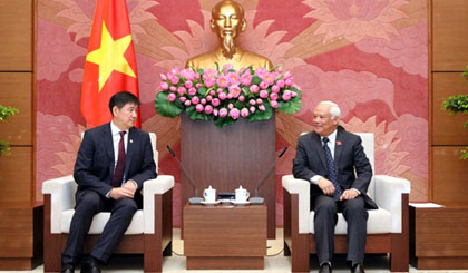 NA Vice Chairman Uong Chu Luu (right) and Secretary General of the Mongolian Parliament Office Tsend Tsolmon.
