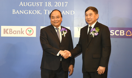 Thủ tướng Nguyễn Xuân Phúc và Phó Thủ tướng Thái Lan Prajin Juntong tới dự Diễn đàn Hợp tác kinh tế Việt Nam-Thái Lan sáng 18/8 tại Bangkok. Ảnh: VGP