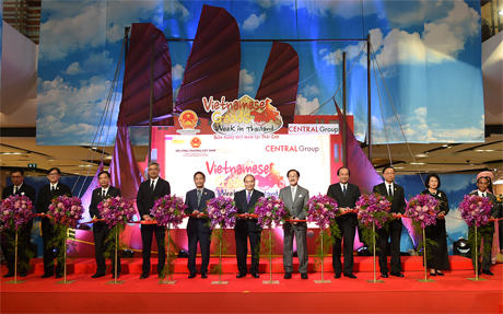 Ngày 18/8, Thủ tướng dự lễ khai trương Tuần lễ Hàng Việt Nam tại Thái Lan. Ảnh: VGP