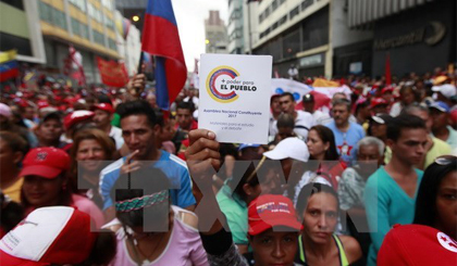 Những người ủng hộ Chính phủ Venezuela tuần hành ở Caracas ngày 9-7. Nguồn: THX/TTXVN