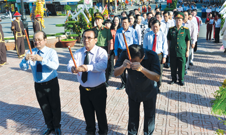 Đoàn đại biểu cán bộ lãnh đạo trung ương và tỉnh Tiền Giang đến viếng, đặt tràng hoa và thắp hương tưởng niệm trước Tượng đài AHDT Trương Định tại TX. Gò Công.