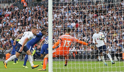 Batshuayi đánh đầu phản lưới biếu cho Tottenham bàn gỡ hòa