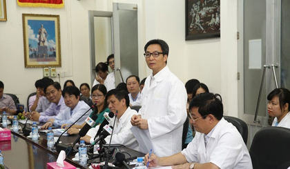 Deputy Prime Minister Vu Duc Dam at the Hanoi-based Central Hospital of Tropical Diseases under Ministry of Health on August 21.