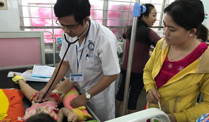 Đội ngũ y, bác sĩ Bệnh viện Đa khoa trung tâm Tiền Giang luôn chủ động, thực hiện nhiều giải pháp trong điều trị bệnh SXH.
