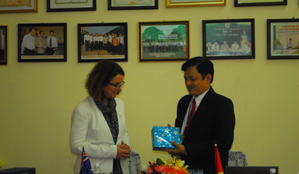 Tiến sĩ Nguyễn Văn Hòa tặng quà cho bà đồng Bộ trưởng nhân chuyến thăm.