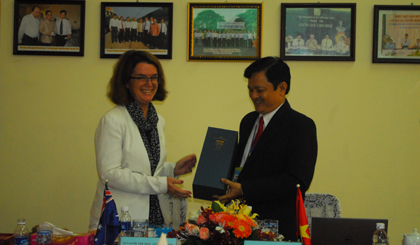 Bà đồng Bộ trưởng Úc tặng quà lại cho Viện.  